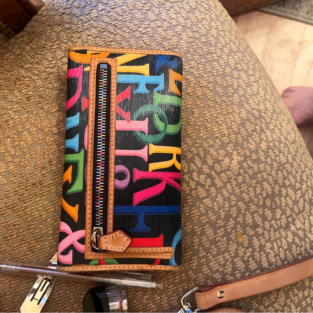 Dooney and Bourke vintage rainbow grafica Vanessa tote with accessories - Picture 7 of 7
